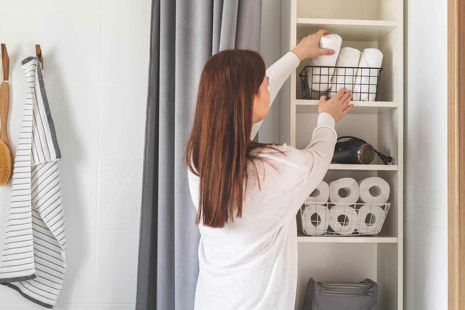 How should the organization of a bathroom cabinet be?